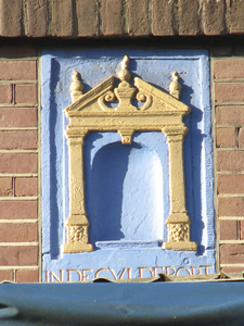 905214 Afbeelding van de gevelsteen 'IN DE GULDE PORT', in de voorgevel van het pand Voorstraat 8 te Utrecht, ...